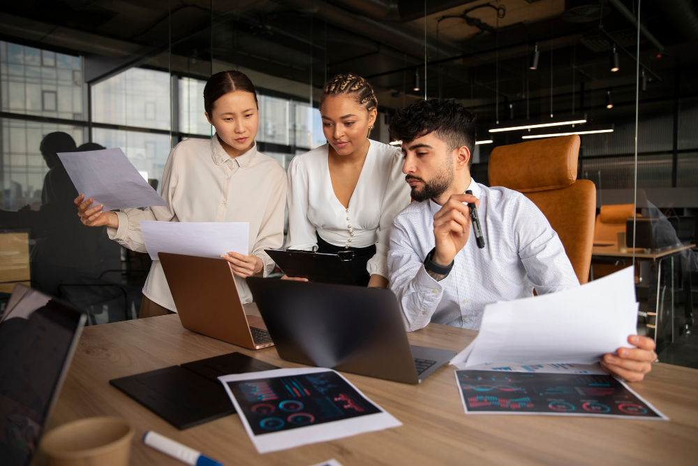Equipe analisando indicadores financeiros